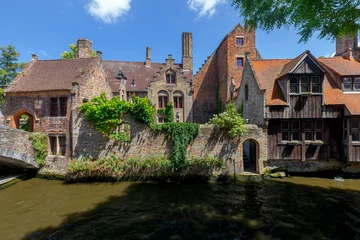 Zelfklevend Fotobehang Brugge. Medieval houses over the canal. © pillerss