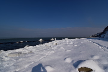 Strandpanorama im Winter auf Insel Hiddensee