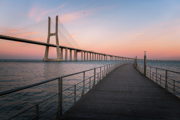 Fototapeta na wymiar Ponte Vasco da Gama ao por do sol, Lisboa, Portugal