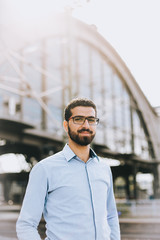 Portrait eines syrischen Geschäftsmannes am Bahnhof