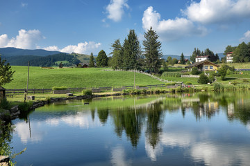 Fototapeta na wymiar Panorama di montagna con lago