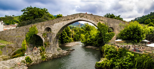 Fototapeta na wymiar Puente romano Cangas de Onis