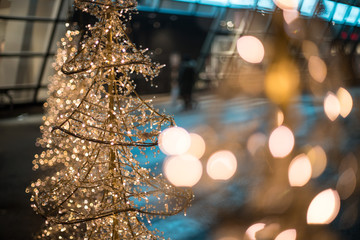 Christbaum und Weihnachtsschmuck vor Shopping Center