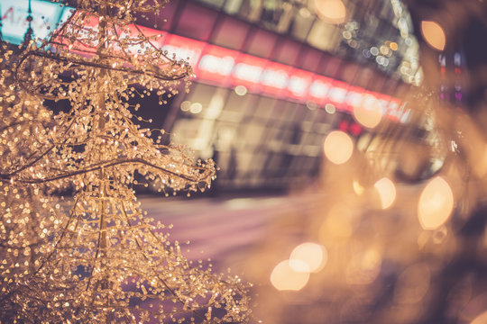 Christbaum Und Weihnachtsschmuck Vor Shopping Center