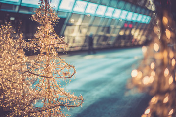 Christbaum und Weihnachtsschmuck vor Shopping Center