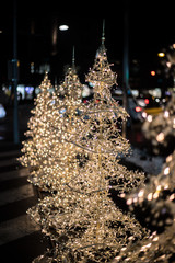 Christbaum mit Lichtern und Schmuck auf der Straße