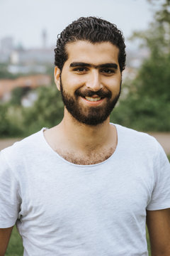 Portrait eines gl&uuml;cklich, lachenden sympathischen syrischen Mannes