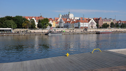 Obraz premium Szczecin. night view of the river and coastal boulevards.