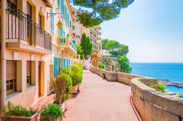  Monaco, Monte Carlo. Monaco dorp met kleurrijke architectuur en straat langs de oceaan. © Nancy Pauwels