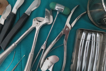 vecchi attrezzi di medicina in esposizione