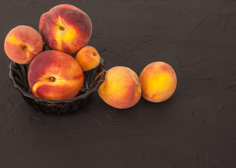 Fototapeta na wymiar peaches cristal bowl 