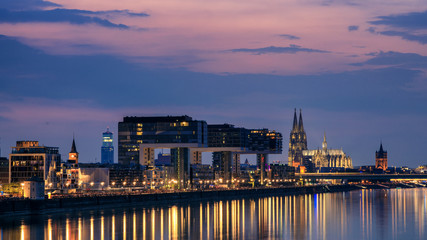 Fototapeta na wymiar Illuminated skyline of Cologne