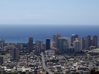 Fototapeta premium Aerial of Honolulu, Waikiki, Buildings, parks, hotels and Condos with Pacific Ocean and boats stretching into the distance