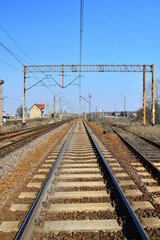 Puste tory kolejowe i infrastruktura kolejowa.