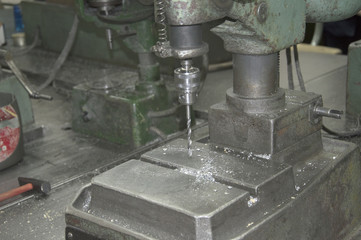 lathe machine cutting the aluminium screw thread shaft.