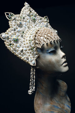 Head of mannequin in creative white pearl  kokoshnick