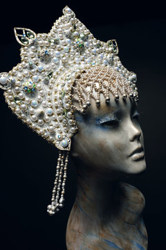 Head of mannequin in creative white pearl  kokoshnick