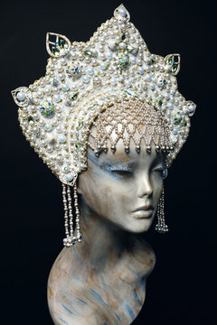 Head of mannequin in creative white pearl  kokoshnick