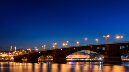 Fototapeta na wymiar Theodor Heuss bridge at night