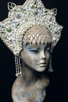 Head of mannequin in creative white pearl  kokoshnick