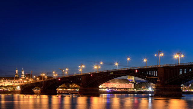 Theodor Heuss bridge at night