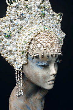 Head of mannequin in creative white pearl  kokoshnick