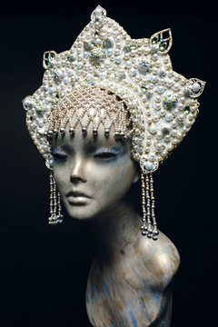 Head of mannequin in creative white pearl  kokoshnick
