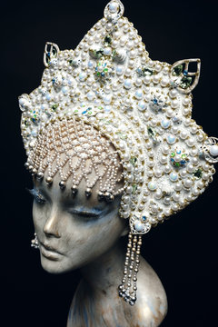 Head of mannequin in creative white pearl  kokoshnick