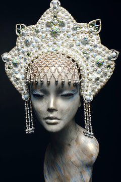 Head of mannequin in creative white pearl  kokoshnick