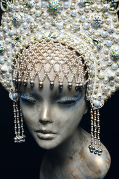 Head of mannequin in creative white pearl  kokoshnick