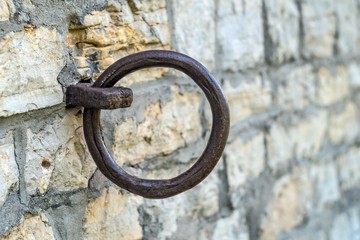 metalowe kółko umocowane w murze © Henryk Niestrój