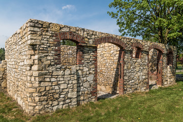 opuszczona kamienna budowla © Henryk Niestrój