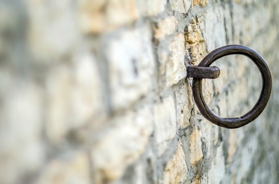 metalowe k&oacute;łko umocowane w murze