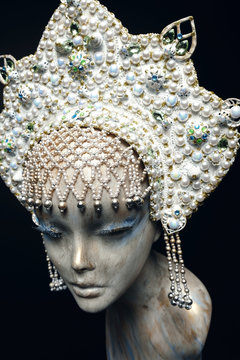 Head of mannequin in creative white pearl  kokoshnick