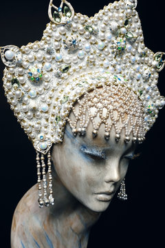 Head of mannequin in creative white pearl  kokoshnick