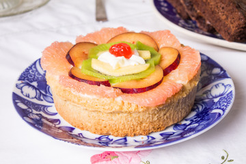 Tarta frutal con cereza, kiwi, pomelo, cereza y crema