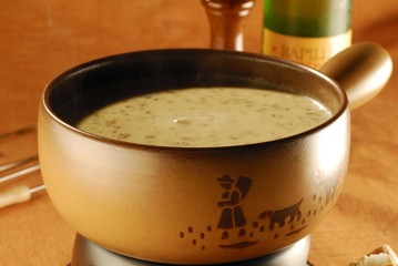 Cheese fondue whit mushrooms and green pepper..