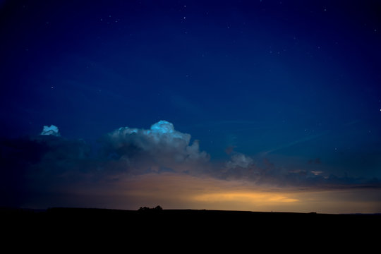 Blauer Nachthimmel mit Sternen &uuml;ber Silhouette einer Landschaft