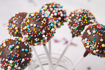 Cake pops redondos con bolas de azúcar