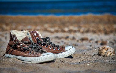 Obraz premium Brown canvas sneakers at beach