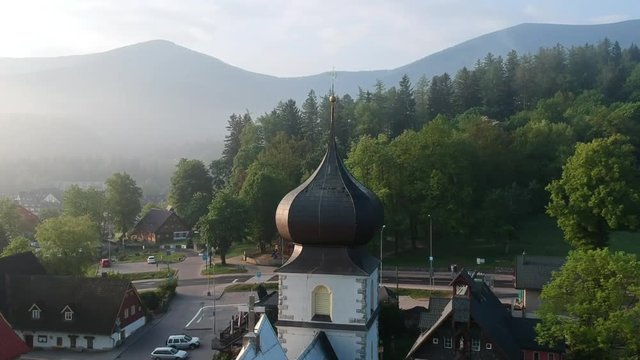Kośc&oacute;ł w g&oacute;rach. Piękne widoki z drona. Karpacz