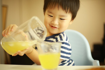 飲み物を注ぐ男の子