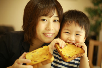 食パンを食べる親子