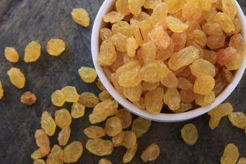 dried sultanas in dish