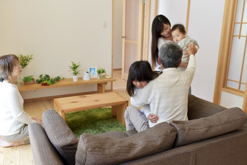 リビングでおじいちゃんに抱きつく孫