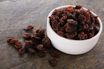 dried raisins in dish