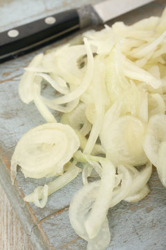 preparing peeled onios