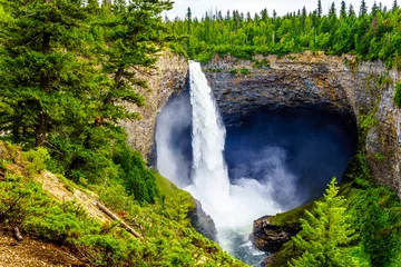 Zelfklevend Fotobehang Helmcken Falls, the most famous waterfall in Wells Gray Provincial Park in British Columbia, Canada with the falls at peak volume during spring snow melt © hpbfotos