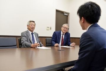 就職面接を受ける若い男性