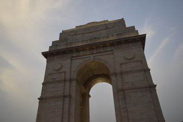 Fototapeta na wymiar monument of india gate in delhi with cloudy sky